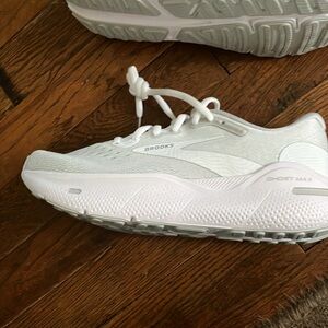 White/Lt Gray Women’s Brooks Ghost Max Sneakers, Size 8, Never Worn